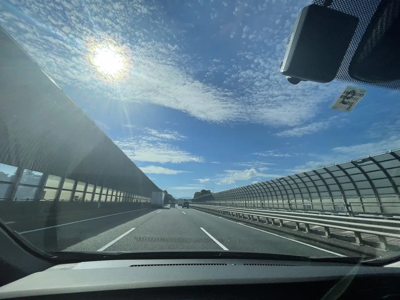 車通勤の強い味方｜オーバーサングラスで安全視界を確保！